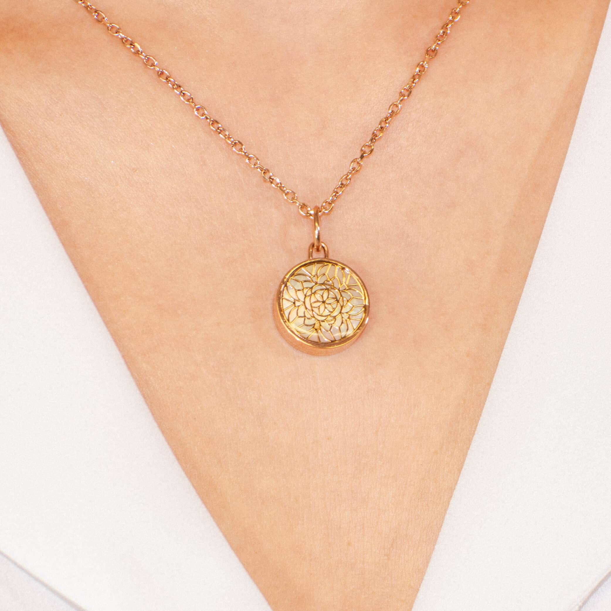 casida-aromaschmuck-perlmutt-halskette-ros-gold-aromakette image 2